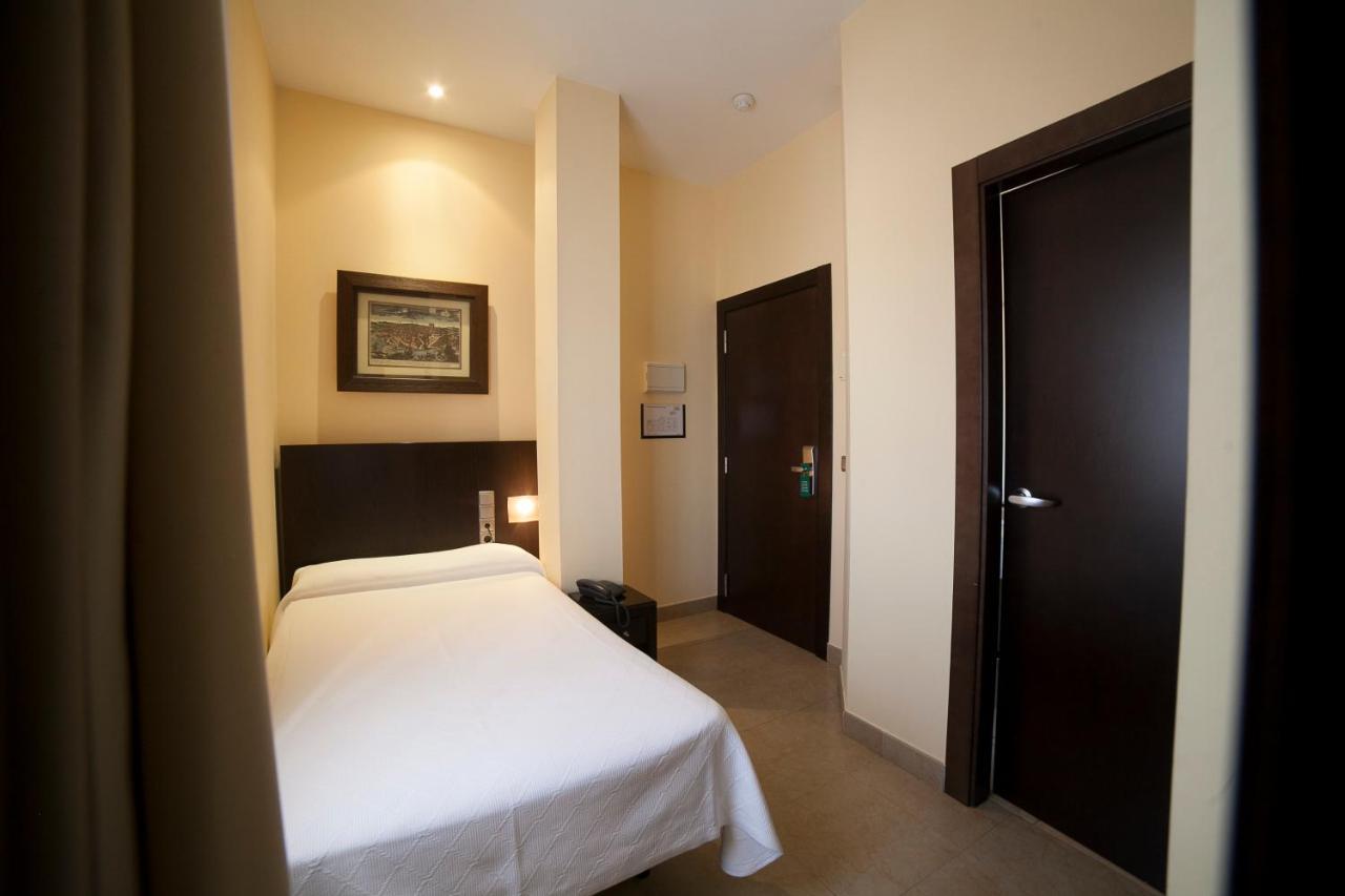 Hotel El Meson Torrijos Esterno foto